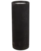 Høj, cylindrisk sort vase med mat finish. Enkel, moderne stil egnet til blomster eller dekoration. Fremstillet af keramik eller lignende materiale. Ingen synlige mønstre.