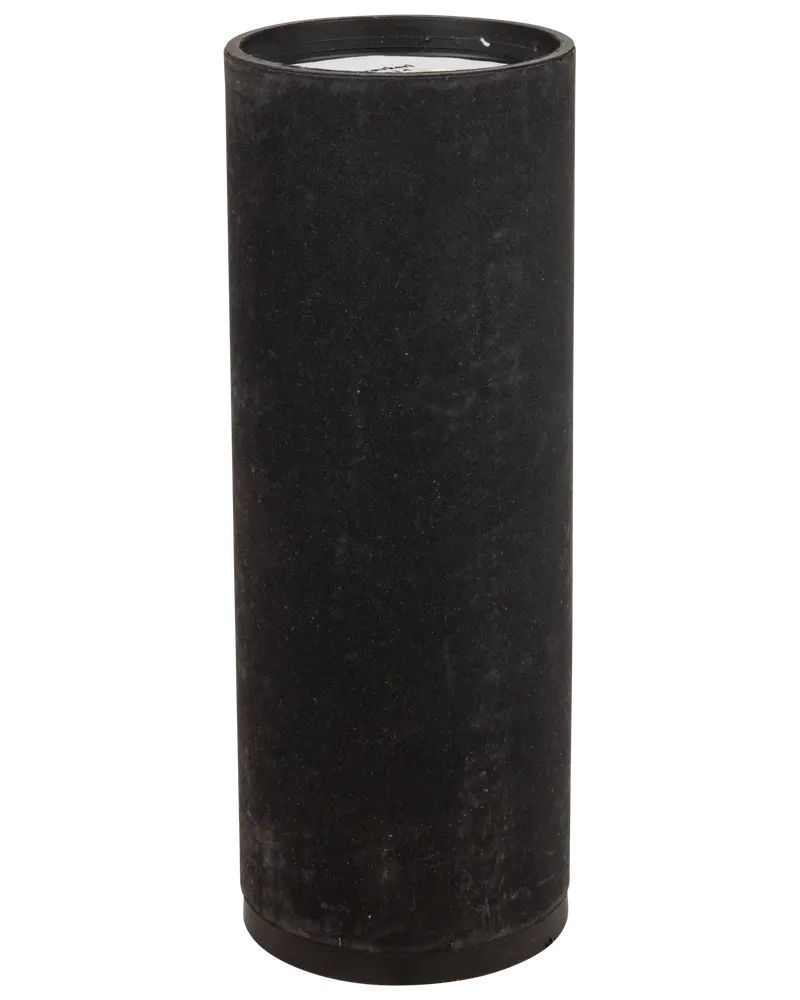 Høj, cylindrisk sort vase med mat finish. Enkel, moderne stil egnet til blomster eller dekoration. Fremstillet af keramik eller lignende materiale. Ingen synlige mønstre.