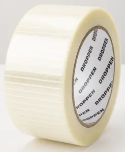 Klar, kraftig packtejp med förstärkta fibrer för extra styrka. Lämplig för att försluta lådor. Innerkärna märkt 'DROPPEN.' Standardbredd och genomskinligt utseende.