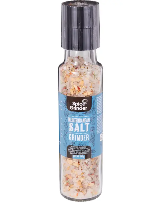 Klar glasflaske med sort kværnlåg, fyldt med middelhavssalt og krydderier. Blå etiket med teksten "Spice Grinder Mediterranean Salt Grinder". Nettovægt 204g. Klar til brug.