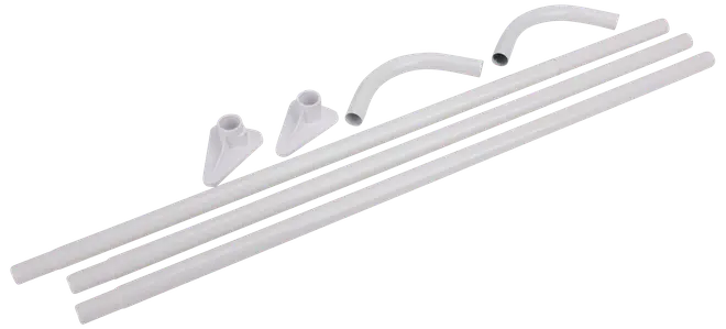 Sæt med hvide gardinstænger i plast, to buede forbindelser og to vægbeslag, velegnet til lette gardiner, nemme at samle og montere.
