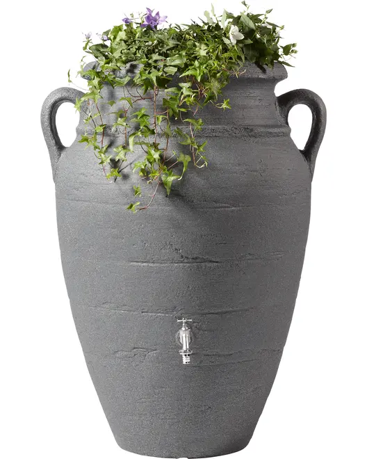 Stor grå regntunna med två sidhandtag, texturerad yta och silverkran. Övre delen fungerar som planteringslåda med gröna hängande växter och små blommor.