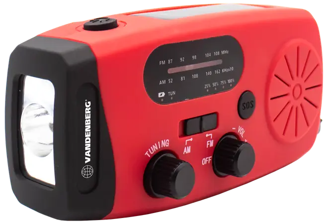 Rød nødradio med lommelygte, drejeknapper til tuning og volumen, AM/FM-skifter, SOS-knap, indbygget højttaler og frekvensdisplay. Kompakt design til udendørs eller nødsituationer.