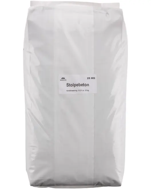 25 kg pose stolpebeton, pakket i hvid plastiksæk med etiket med produktnavn og vægt. Velegnet til fastgørelse af hegnspæle og lignende konstruktioner.