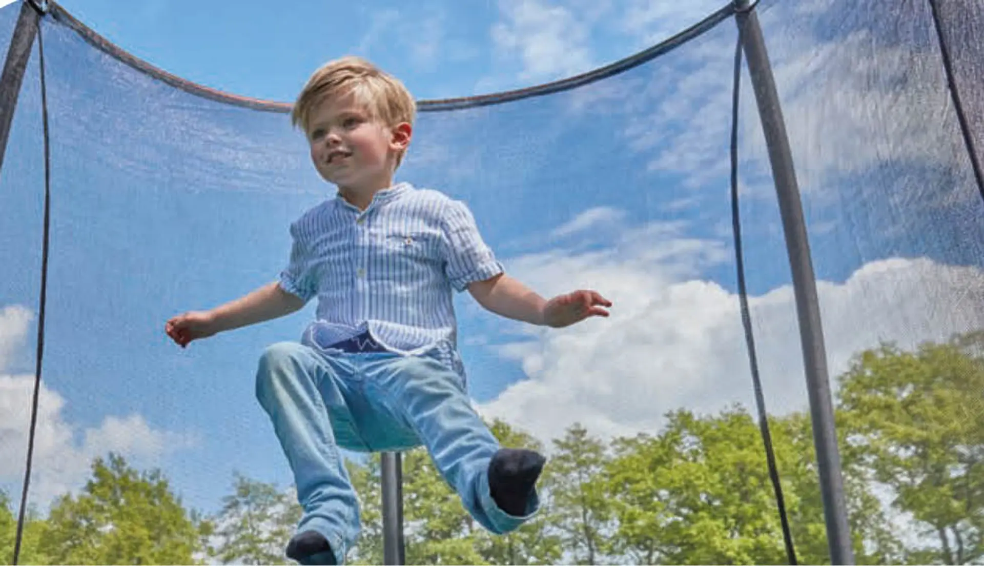 Barn på trampolin