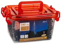 Box med 240 varmvita LED flaggstångsljus, 7 meter lång, för utomhusbruk. Inkluderar strömkontakt, tre års garanti och robust orange plastlåda med handtag.