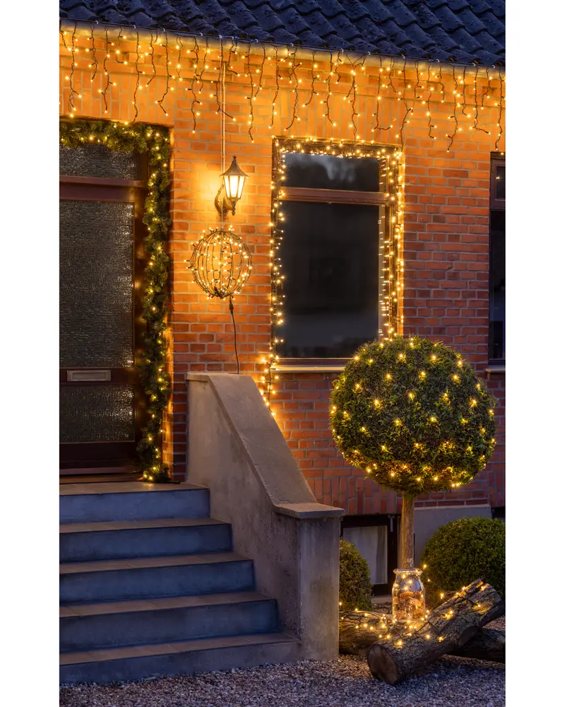 Varmvita LED-ljusslingor för utomhusbruk, passar till dekoration av träd, fönster, dörrar och fasader. Väderbeständiga, energisnåla och perfekta för festlig belysning.