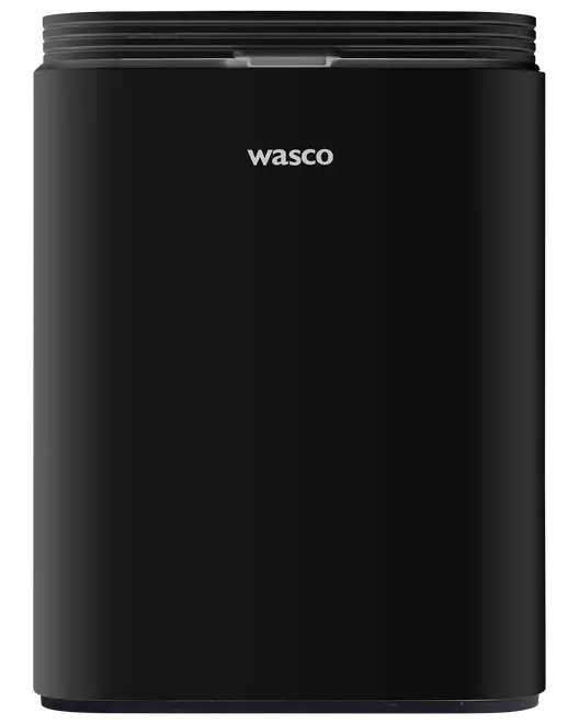 Sort Wasco mini-køleskab med elegant, moderne design. Glat frontpanel, kompakt størrelse og topåbning. Perfekt til små rum, kontorer eller kollegieværelser.