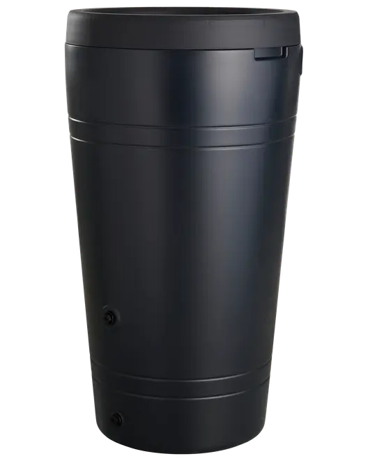 Stor sort regntønde i plast med tætsluttende låg, to afløbsudtag nederst og glat cylindrisk form. Velegnet til opsamling og opbevaring af regnvand udendørs.