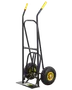 Stabil svart pirra med gula handtag och stora luftdäck. Perfekt för tunga lyft, har en platt lastplatta och stark ram för extra hållbarhet.