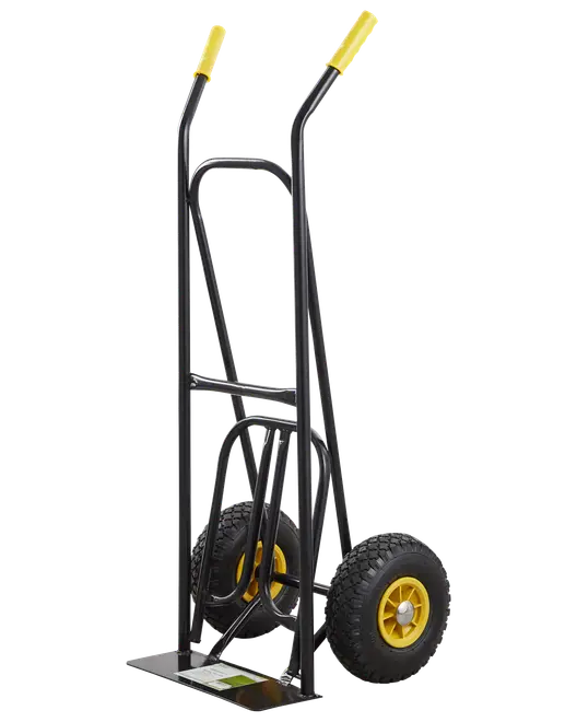Stabil svart pirra med gula handtag och stora luftdäck. Perfekt för tunga lyft, har en platt lastplatta och stark ram för extra hållbarhet.
