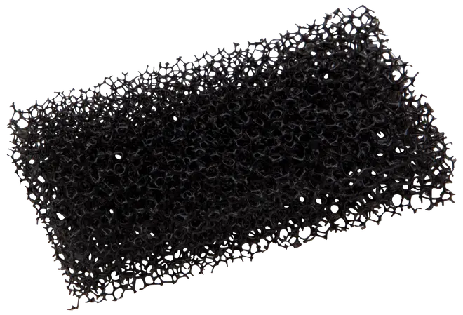 Rektangulär svart filtersvamp med öppna celler, avsedd för akvarie- eller dammfilter. Släpper igenom vatten, fångar upp smuts, hållbar och lätt att rengöra.