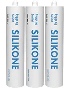 Tre hvide 300 ml silikoneforseglingstuber med blå SILIKONE- og Sanitet-tekst, hver med gevindstuds og hætte.