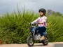 Elektrisk børne-crossmotorcykel med sort og blå design, grove dæk og nummerplade. Robust stel, komfortabelt sæde og håndtag. Velegnet til udendørs kørsel, sikkerhedshjelm medfølger.