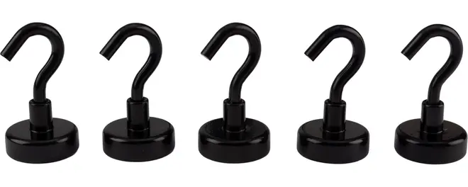 Sæt med fem sorte magnetiske kroge med runde baser og buede kroge. Perfekte til ophængning på metaloverflader. Holdbare og kompakte til hjem eller kontor.