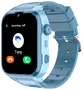 Lyseblåt smartwatch med rektangulær touchskærm, silikonerem, sideknapper og kamera. Skærmen viser indgående opkald med svar- og afvis-knapper. Moderne design til daglig brug.