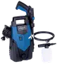 Elektrisk högtryckstvätt med blå och svart hölje, ergonomiskt handtag, ansluten slang, sprutpistol och separat rengöringsflaska. Kompakt design för hemmabruk.