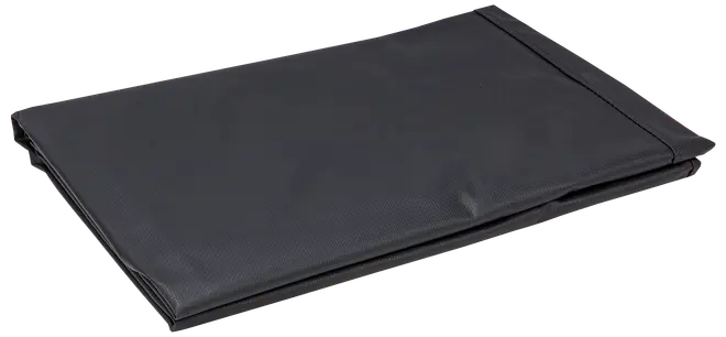 Sammenfoldet sort vandtæt presenning af slidstærkt materiale, velegnet til udendørs brug som afdækning eller beskyttelse mod regn og støv. Rektangulær form, glat overflade.