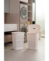 Set med två beige tvättkorgar i plast med dekorativa utskärningar, en med stängt lock och en öppen. Båda har sidhandtag och ventilationshål.