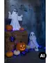 Halloween-udsmykning med to spøgelsesfigurer, udskårne og hele græskar, en høballe, blå lyskæde og en uhyggelig edderkop. - Billedet er skabt med AI