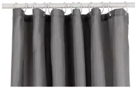 Grå badeforhæng i vandafvisende stof. Forstærket topkant og hvide plastikhængere til nem ophængning på standard bruseforhængsstang. Moderne, minimalistisk design.
