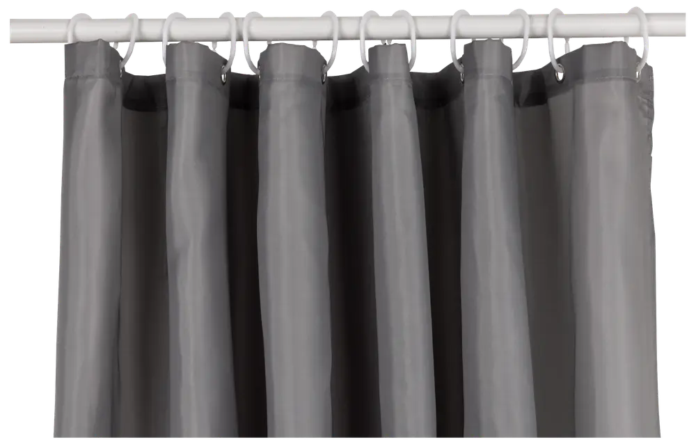 Grå badeforhæng i vandafvisende stof. Forstærket topkant og hvide plastikhængere til nem ophængning på standard bruseforhængsstang. Moderne, minimalistisk design.