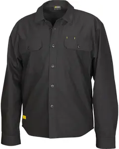 Svart långärmad herrskjorta för arbete med knappar, två bröstfickor med lock och gul etikett vid fållen. Slitstarkt tyg för arbetsmiljöer.