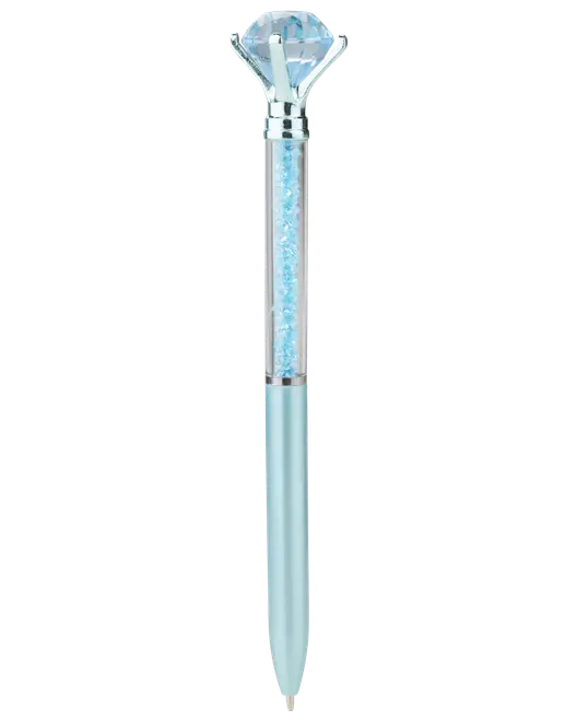 En lyseblå kuglepen med en stor, facetslebet diamantformet sten på toppen, fastgjort med en sølvfarvet holder. Den øverste del af pennen er gennemsigtig og fyldt med små blå krystaller, som giver en glitrende effekt. Den nederste del er ensfarvet lyseblå med en glat, metallisk overflade.
