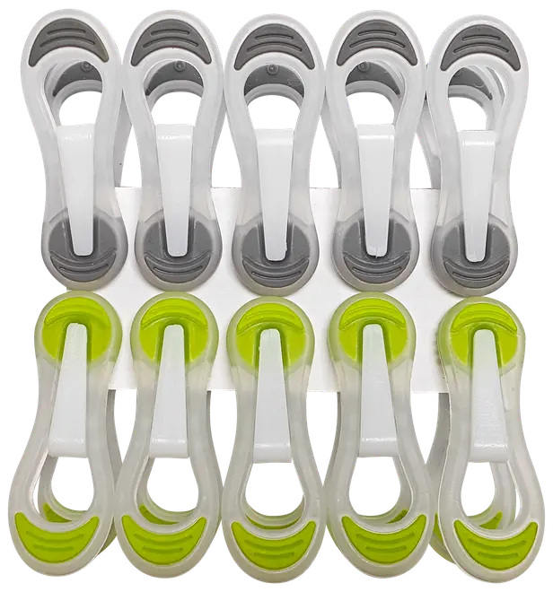 Sæt med otte store plastik tøjklemmer, fire med grå detaljer og fire med grønne detaljer. Hver klemme har bredt greb og skridsikre gummispidser.