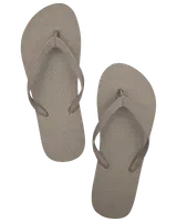 Par lysegrå klipklappere med teksturerede gummisåler og matchende gummiremme. Enkel, unisex stil til strand, pool eller hverdagsbrug om sommeren.