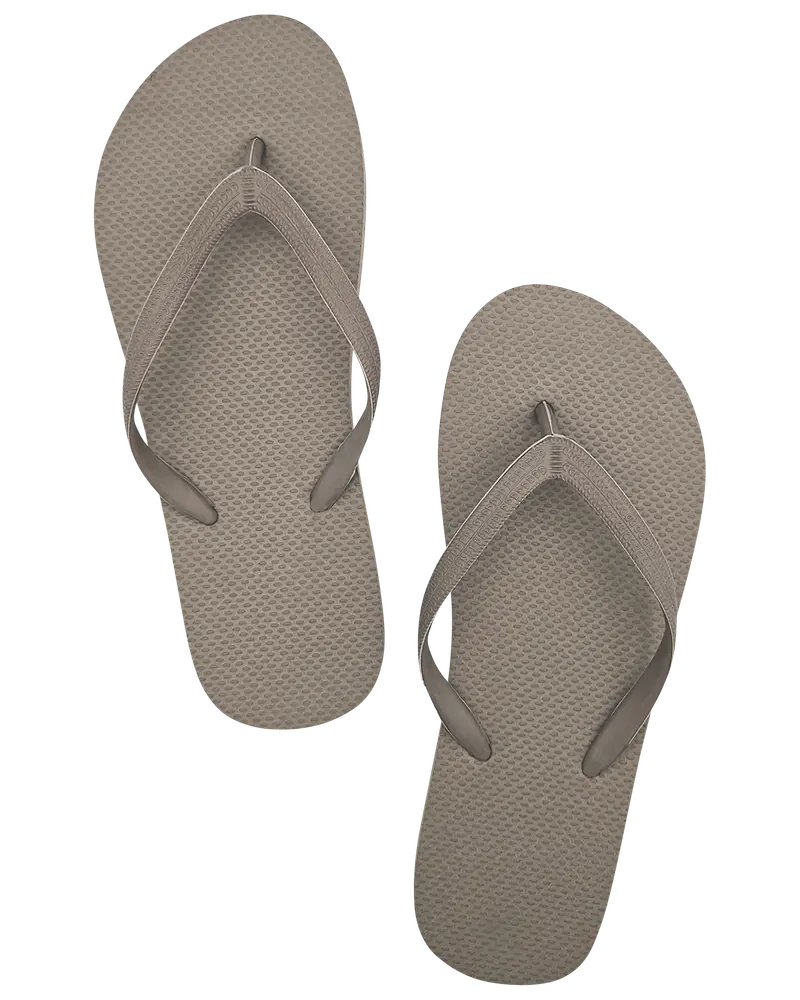Par lysegrå klipklappere med teksturerede gummisåler og matchende gummiremme. Enkel, unisex stil til strand, pool eller hverdagsbrug om sommeren.