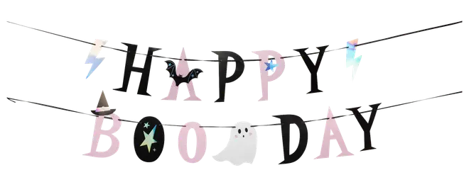 Halloween-banner med teksten "Happy Boo Day" i pastelfarver, dekoreret med stjerner, heksehat og et spøgelse. Bogstaverne er sorte og lyserøde, ophængt på to snore.