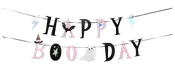 Halloween-banner med teksten "Happy Boo Day" i pastelfarver, dekoreret med stjerner, heksehat og et spøgelse. Bogstaverne er sorte og lyserøde, ophængt på to snore.