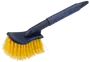 Skrubbborste med långt mörkblått handtag och täta gula borst. Ergonomiskt grepp för bekväm användning, passar olika ytor. Hållbar plast, lätt och enkel att hantera.