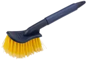Skrubbebørste med langt, mørkeblåt håndtag og tætte gule børster. Ergonomisk greb for komfort, velegnet til rengøring af forskellige overflader. Holdbar plast, let og nem at bruge.