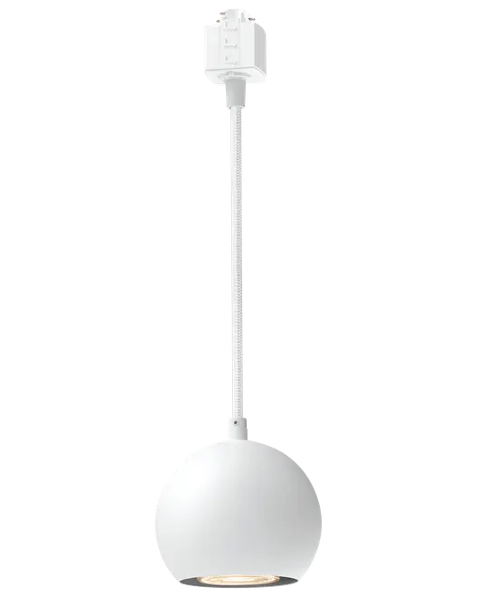 Moderne pendellampe med kugleformet mat hvid skærm, ophængt i hvid ledning og loftbeslag. Lyset rettes nedad, perfekt til moderne indretning og fokuseret belysning.