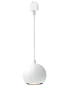 Moderne pendellampe med kugleformet mat hvid skærm, ophængt i hvid ledning og loftbeslag. Lyset rettes nedad, perfekt til moderne indretning og fokuseret belysning.