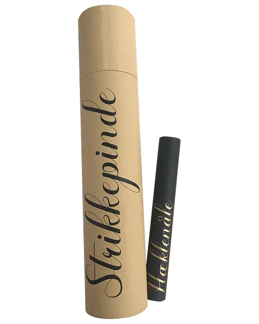 Høj beige цилиндrisk tube og mindre sort tube med elegant kursiv skrift, sandsynligvis til strikkepinde eller hæklenåle.
