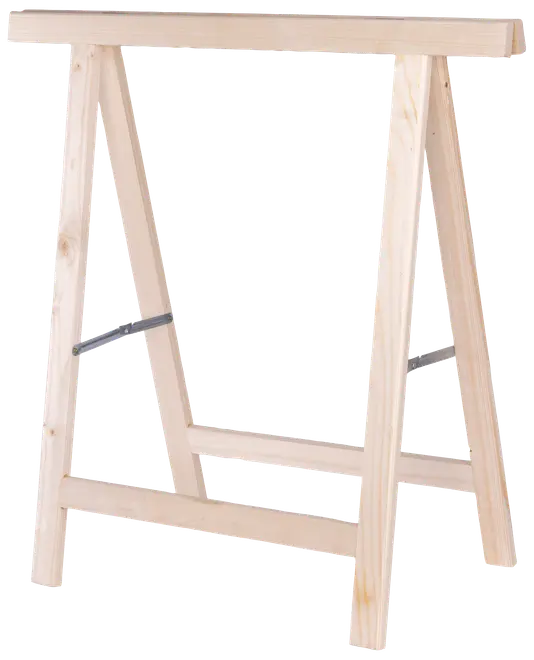 Lys træbuk med skrå ben og metalbeslag for stabilitet. Enkel og robust konstruktion, ideel til arbejdsborde eller byggeprojekter.