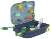 Børns vandlegesæt i blå kuffert med gule tandhjul, skyer, regnbue, åkander og lille båd. Indeholder interaktive elementer til fantasifuld og sanselig leg.