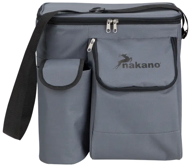 Grå kylväska med svart kant, dragkedja upptill, framficka med Nakano-logga, sidoficka och justerbar axelrem. Perfekt för mat och dryck på språng.