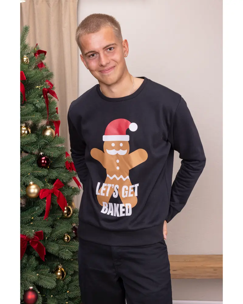 Svart sweatshirt med en festlig pepparkaksgubbe, tomteluva och texten "LET'S GET BAKED" framtill. Ribbstickade muddar, avslappnad passform.