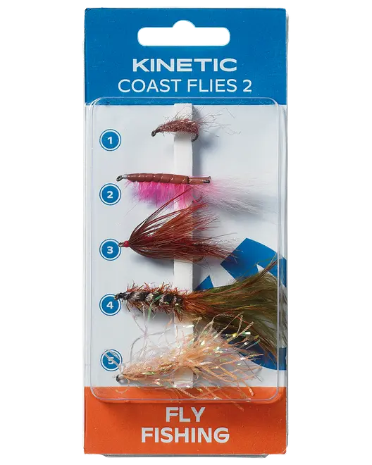 Pakke med fem forskellige Kinetic Coast Flies til fluefiskeri, hver med unikke farver og materialer, designet til at tiltrække forskellige fiskearter ved kysten.