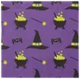 Lila servett med Halloween-tema: svarta häxhattar, bubblande kittlar, gula trollstavar och tecknade spindlar. Rolig, festlig design för fester eller säsongsevenemang.