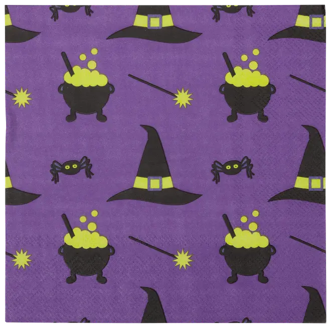 Lila servett med Halloween-tema: svarta häxhattar, bubblande kittlar, gula trollstavar och tecknade spindlar. Rolig, festlig design för fester eller säsongsevenemang.