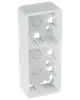 Hvid plast overflademonteret dåse til elektriske kontakter eller stikkontakter, firkantet form, med monteringshuller og kabelindgange, egnet til vægmontering.