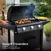Sort gasgrill med 3 brændere ses på terrasse
