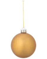 Matt guldfärgad julgranskula med slät yta, silverfäste och gul upphängningstråd. Klassisk rund dekoration, cirka 7,5 cm i diameter.