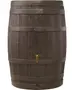 Brun regntønde i plast med træstruktur, metal-lignende bånd og messingfarvet hane foran til nem vandudtag. Tøndedesign til udendørs brug.