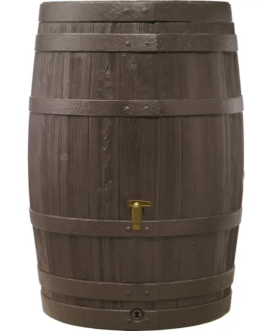 Brun regntønde i plast med træstruktur, metal-lignende bånd og messingfarvet hane foran til nem vandudtag. Tøndedesign til udendørs brug.